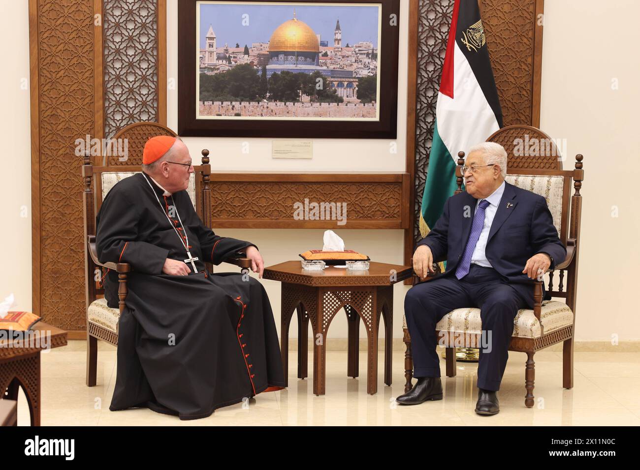 Le président palestinien Mahmoud Abbas Abu Mazen rencontre le cardinal Timothy Dolan, archevêque de New York le président palestinien Mahmud Abbas Abu Mazen rencontre le cardinal Timothy Dolan, archevêque de New York, à Ramallah, Palestine, le 14 avril 2024. Photo de Thaer Ganaim apaimages Ramallah Cisjordanie territoire palestinien 140424 Ramallah PPO 001 Copyright : xapaimagesxThaerxGanaimxxapaimagesx Banque D'Images