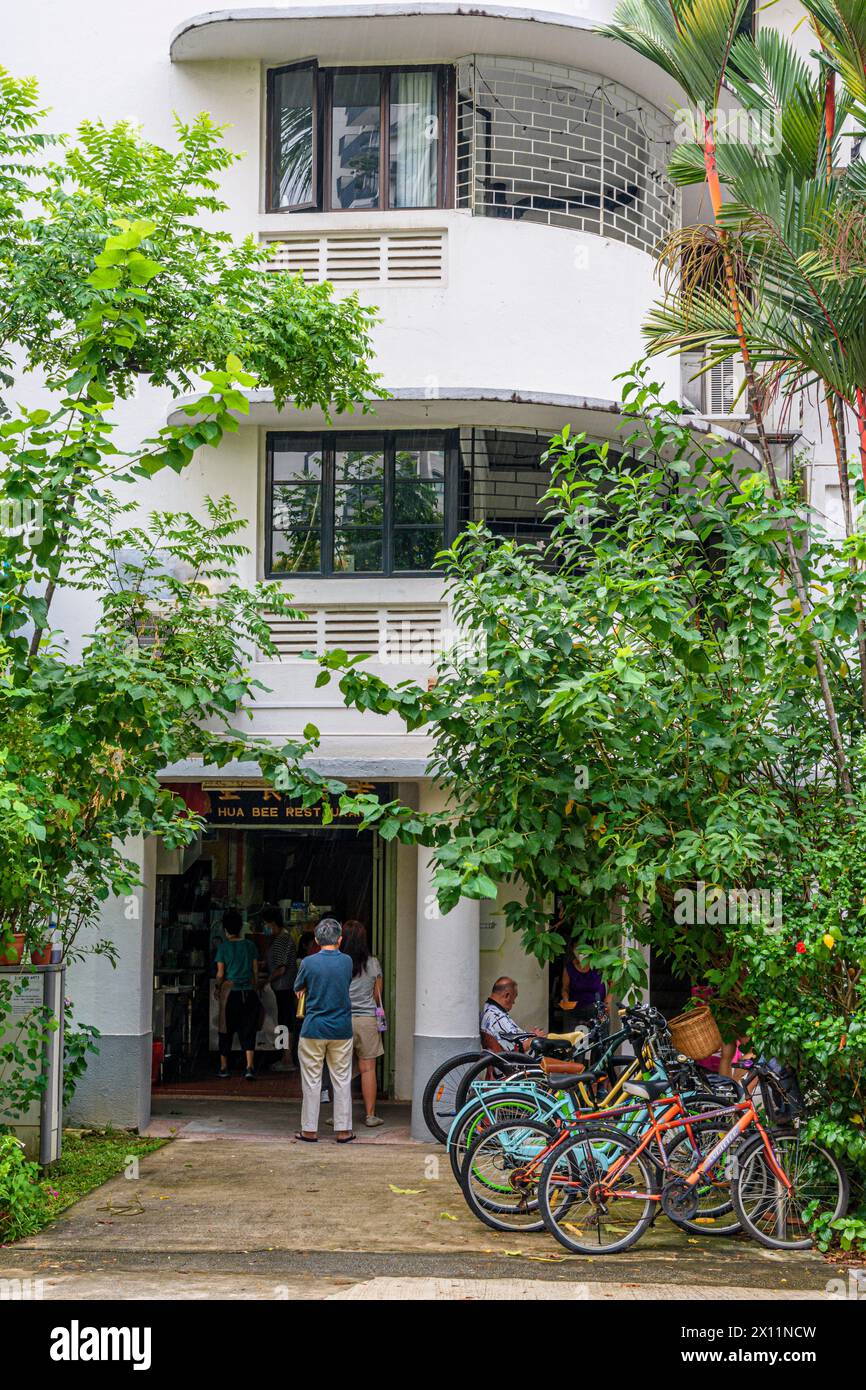 Les gens au populaire Hua Bee Restaurant Coffee Shop à Tiong Bahru Estate, Singapour Banque D'Images