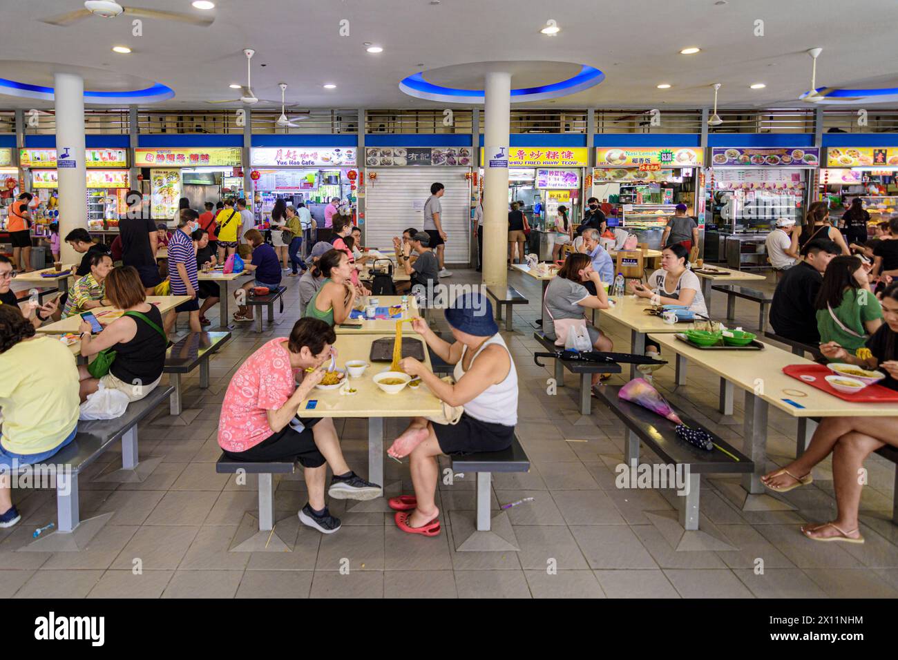 Très animé Hawker Centre dans le bâtiment du marché de Tiong Bahru dans le domaine de Tiong Bahru, Singapour Banque D'Images