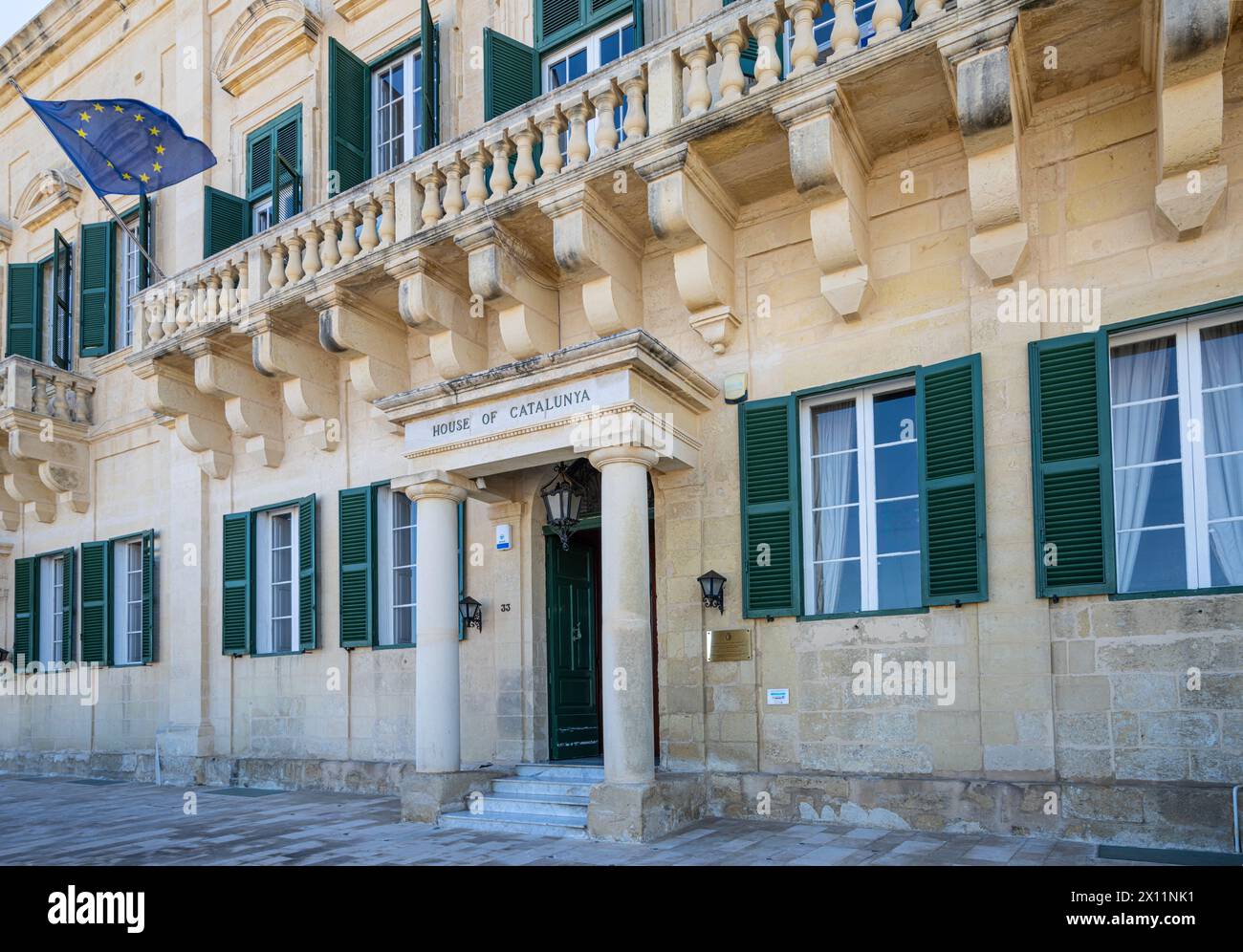 Valletta, Malte, 3 avril 2024. Vue extérieure de la maison de Catalunya, siège du ministère des fonds européens, du dialogue social et de la protection des consommateurs bâtiment dans le centre-ville Banque D'Images