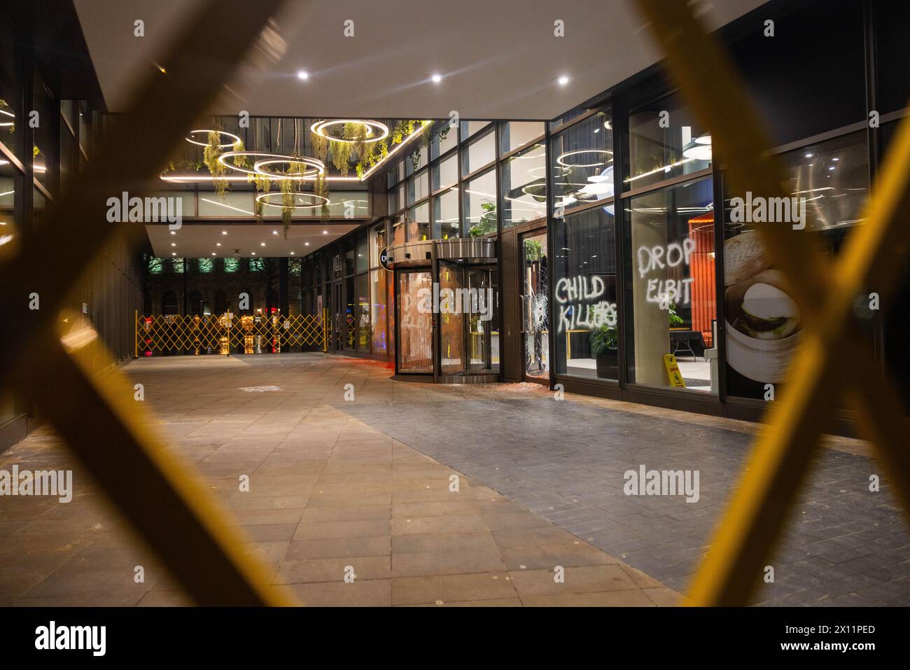 Manchester, Royaume-Uni. 15 AVRIL 2024. Actvisites ciblent les bureaux de BNY Mellon, une institution financière, à Piccadilly Gardens Manchester. L'attaque porte les marques du groupe d'action directe Palestine action, une fenêtre peut être vue brisée et de la peinture rouge couvre l'entrée. Crédit Milo Chandler/Alamy Live News Banque D'Images