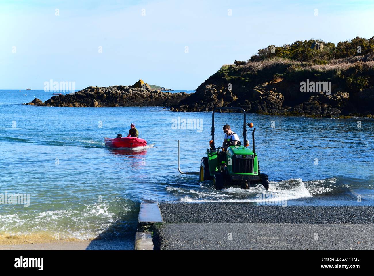 Quai de bateau à moteur dighy avec l'aide de tracteur, Carantec, Bretagne, France Banque D'Images