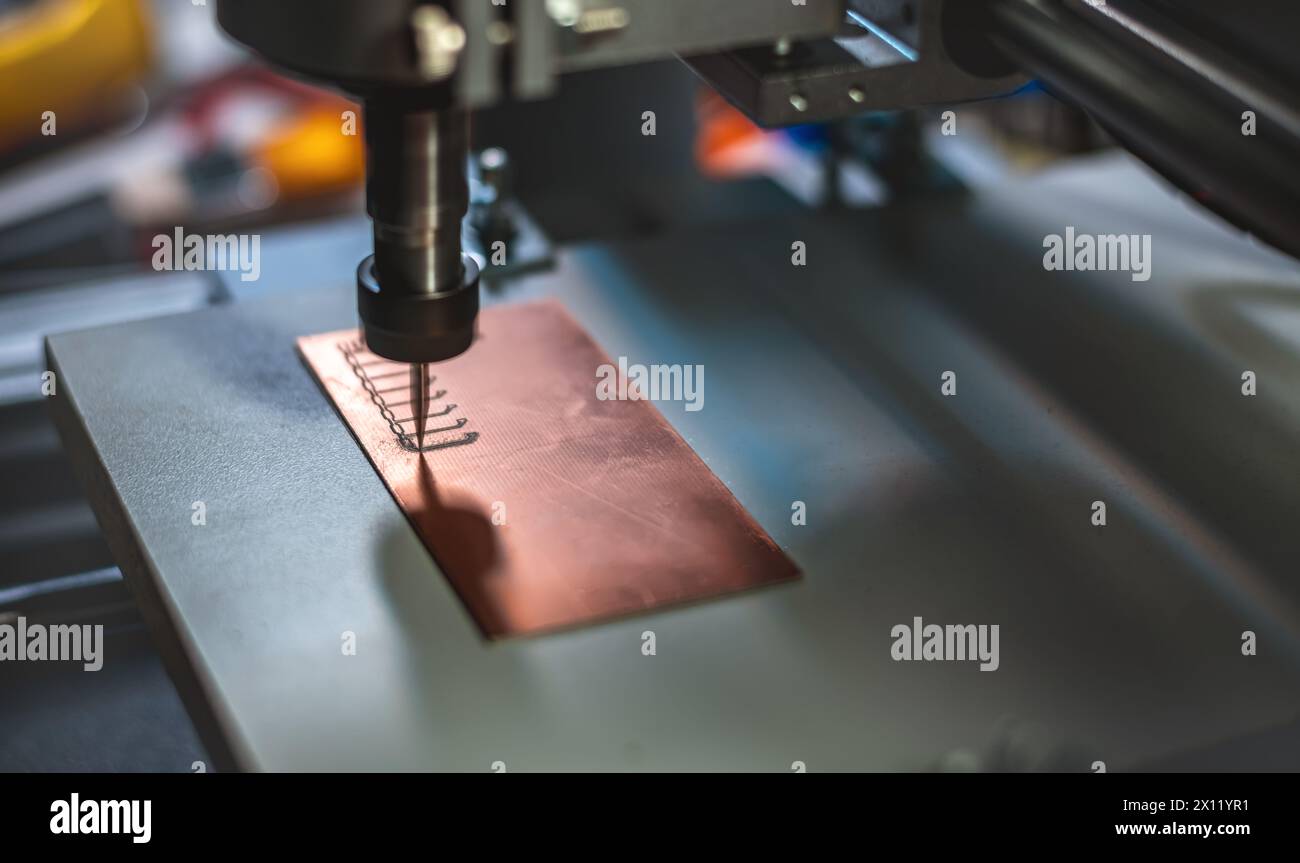 Machine avec commande numérique CNC effectue le fraisage des cartes de circuits imprimés, gravure de circuit, cartes de circuit imprimé DIY PCB Banque D'Images