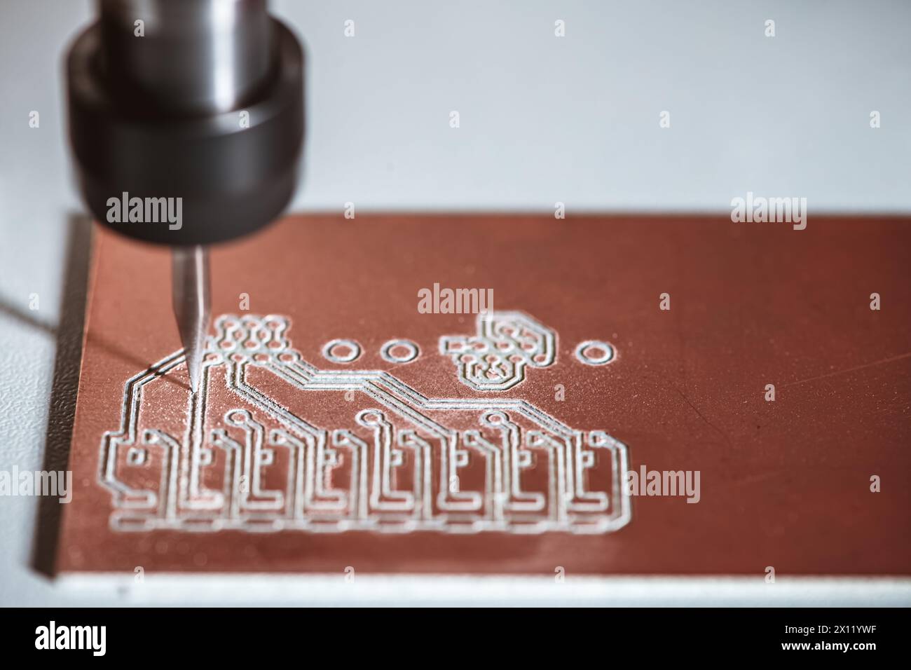Machine avec commande numérique CNC effectue le fraisage des cartes de circuits imprimés, gravure de circuit, cartes de circuit imprimé DIY PCB Banque D'Images
