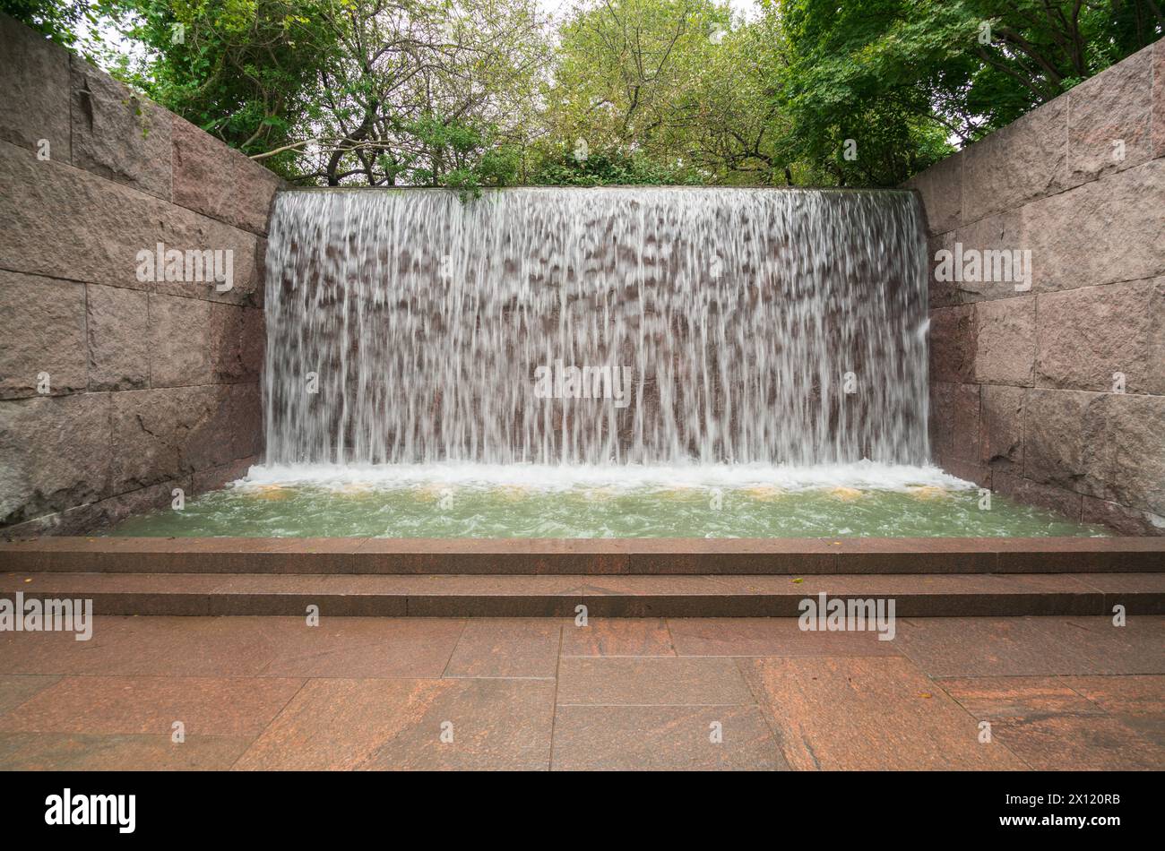 La cascade dans la salle trois du Franklin Delano Roosevelt Memorial, mémorial présidentiel à Washington D.C. Banque D'Images