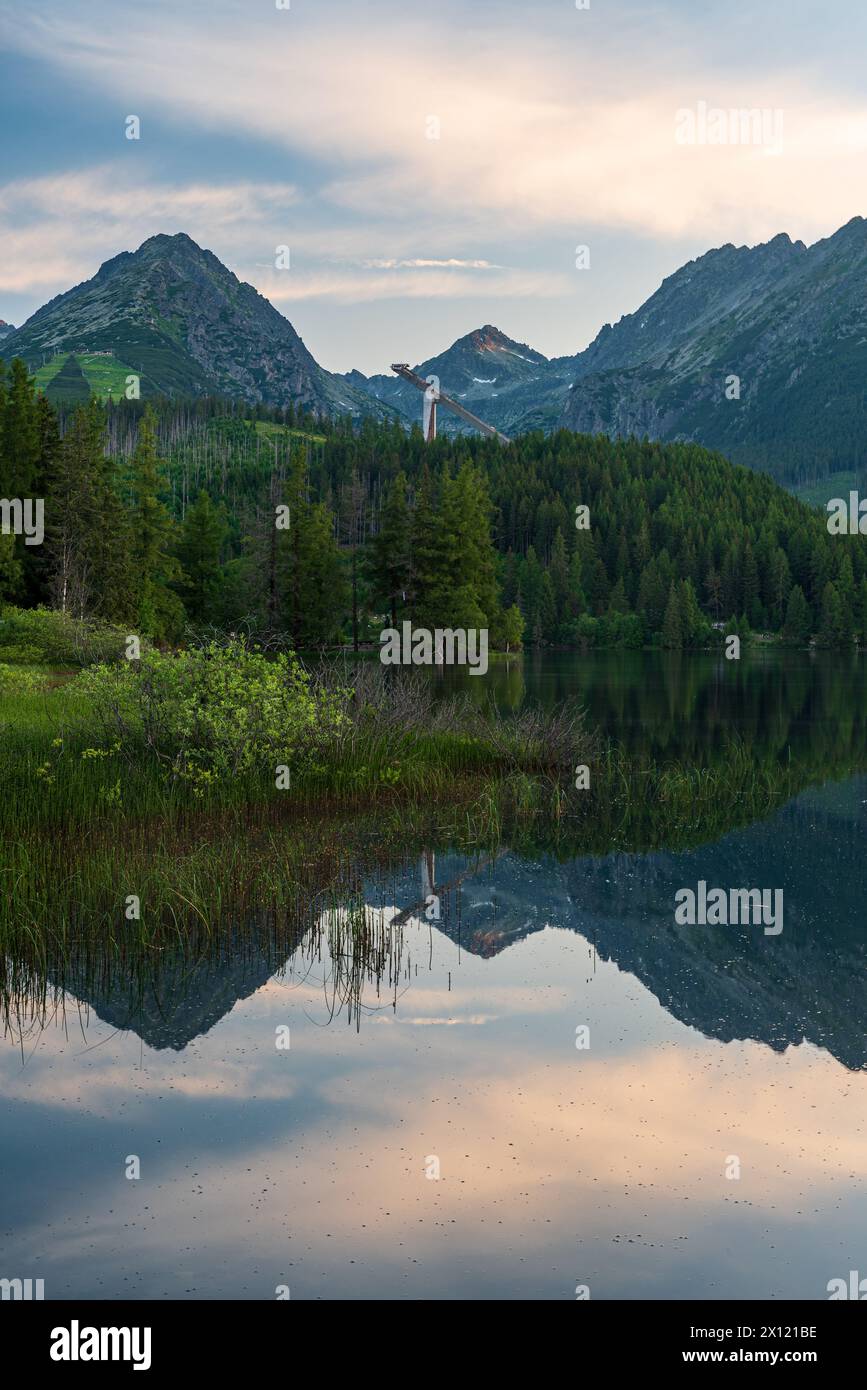 Strbske pleso lac avec des sommets au-dessus dans les montagnes de Hautes Tatras en Slovaquie pendant le lever du soleil d'été Banque D'Images