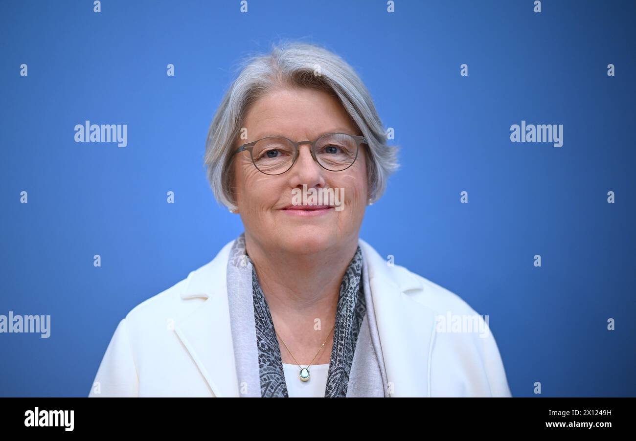 Berlin, Allemagne. 15 avril 2024. Claudia Wiesemann, éthicienne médicale, présente le rapport final de la Commission sur l'autodétermination reproductive et la médecine reproductive. Crédit : Britta Pedersen/dpa/Alamy Live News Banque D'Images