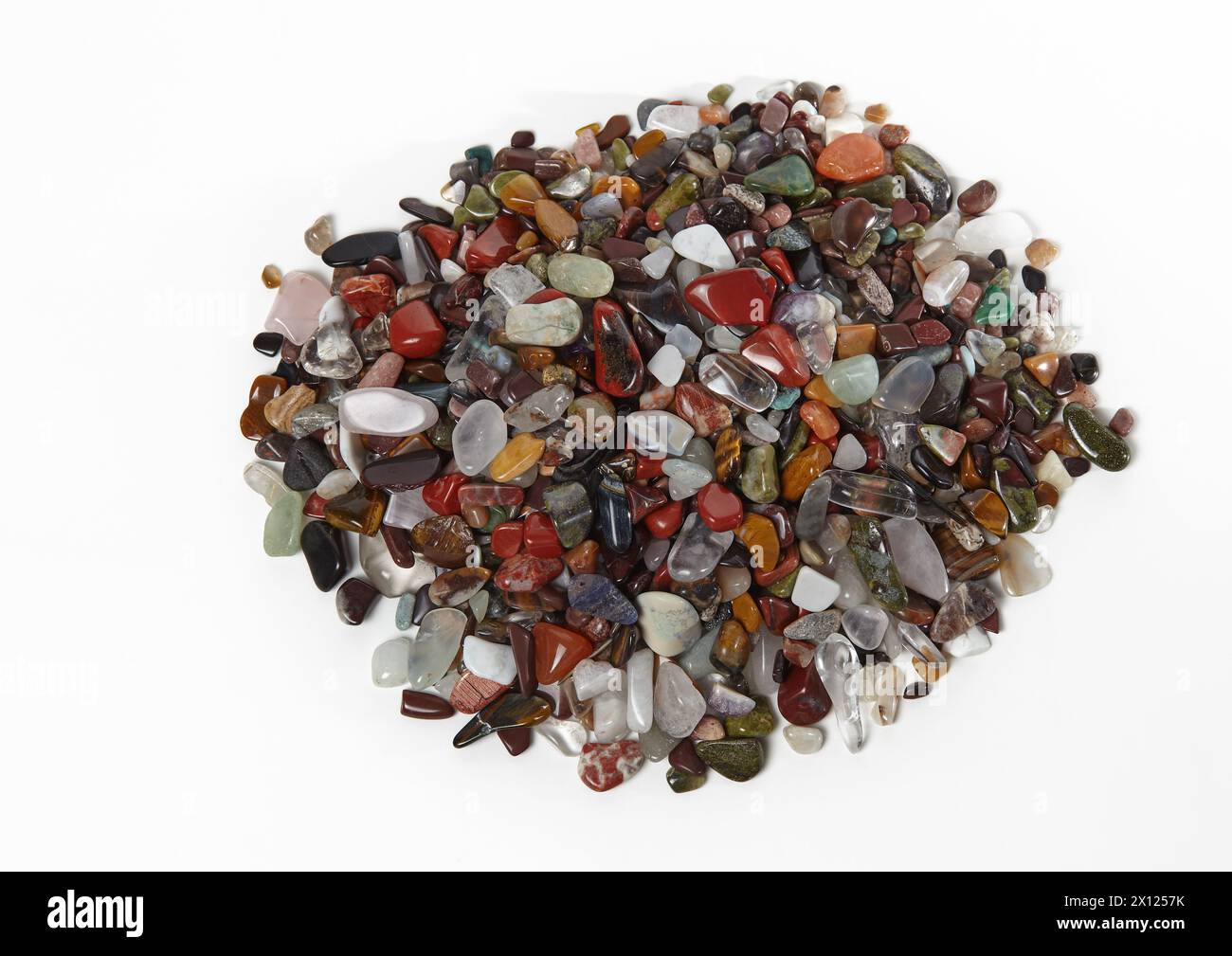 Tas de pierres semi-précieuses naturelles isolé sur fond blanc. Texture de gemmes colorées Banque D'Images