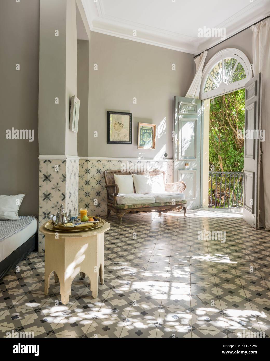 Chambre spacieuse et lumineuse carrelée au Mimi Calpe, villa et hôtel de luxe français des années 1950 à Tanger, au Maroc Banque D'Images