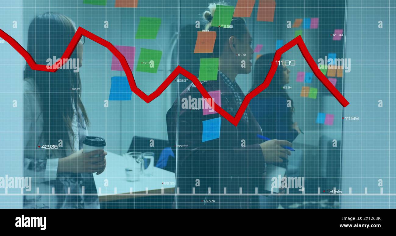 Image d'un graphique tombant sur divers collègues discutant de stratégie sur des notes adhésives au bureau Banque D'Images