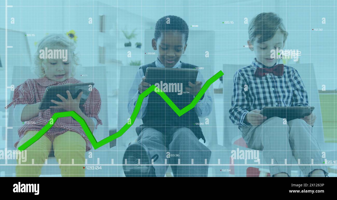 Image d'un graphique avec des chiffres changeants sur divers enfants utilisant une tablette numérique en classe Banque D'Images