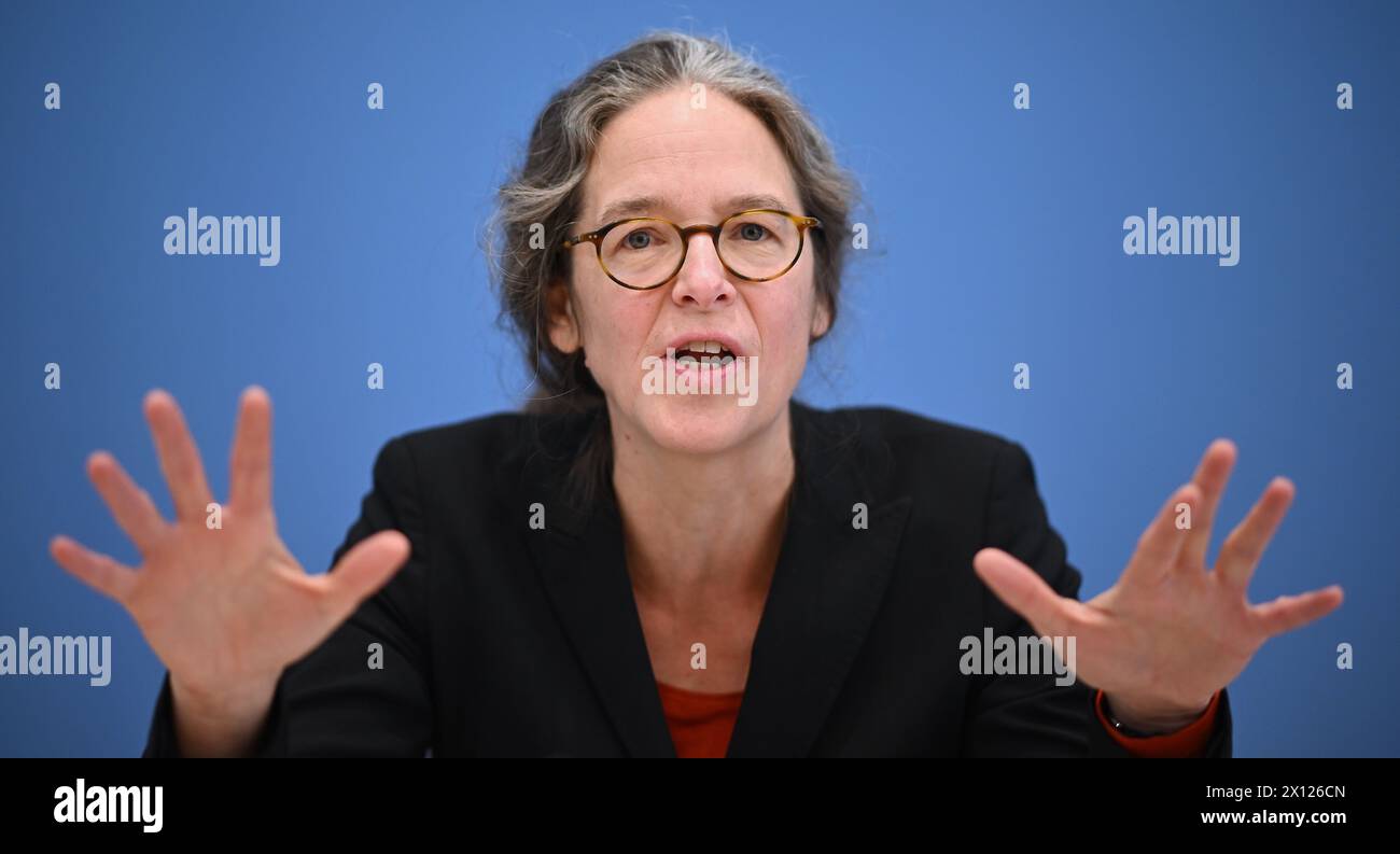 Berlin, Allemagne. 15 avril 2024. Friederike Wapler, juriste, présente le rapport final de la Commission sur l'autodétermination et la médecine procréative. Crédit : Britta Pedersen/dpa/Alamy Live News Banque D'Images