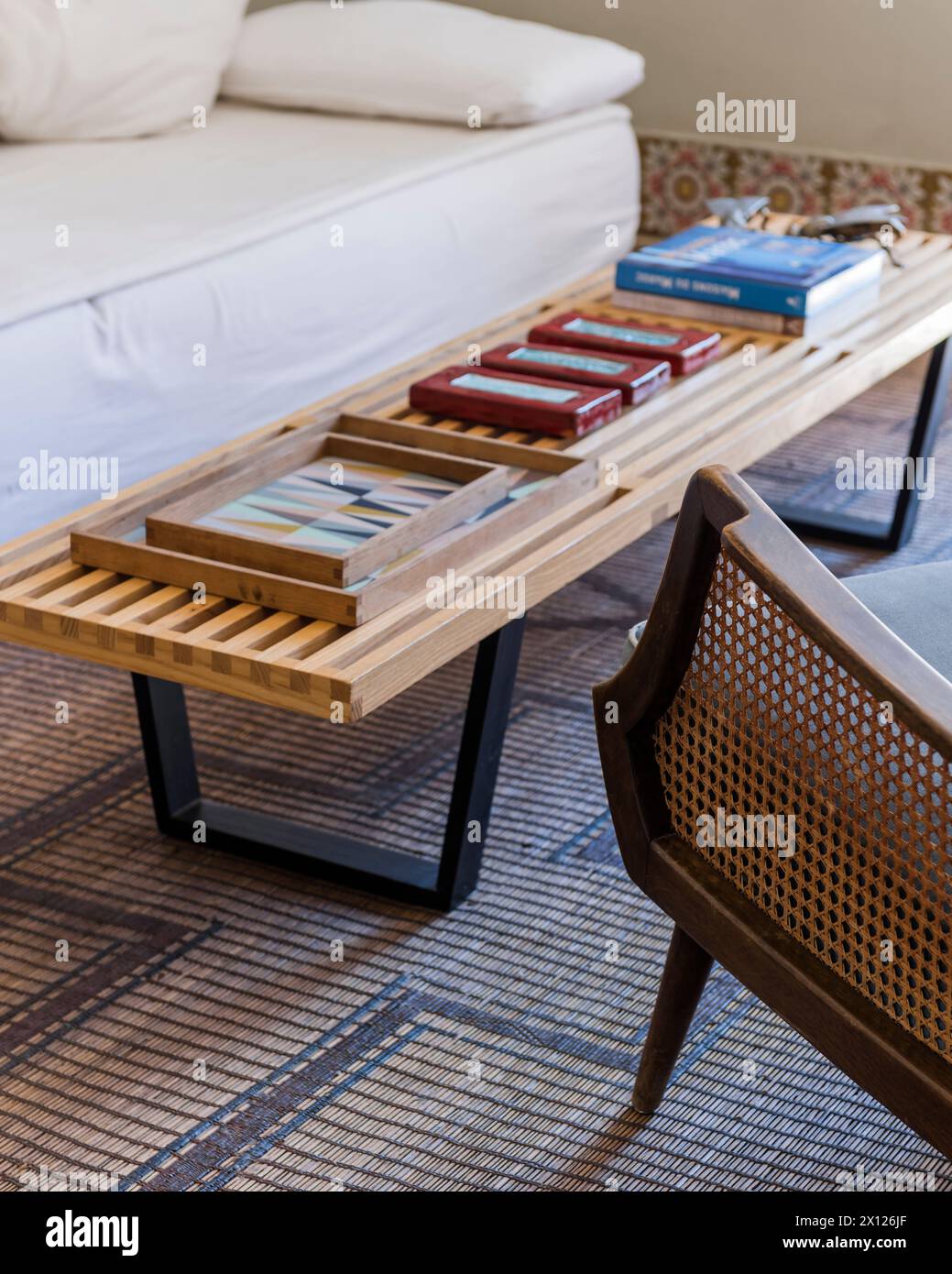 Planche de backgammon sur table à Mimi Calpe, villa de luxe française des années 1950 et hôtel à Tanger, Maroc Banque D'Images