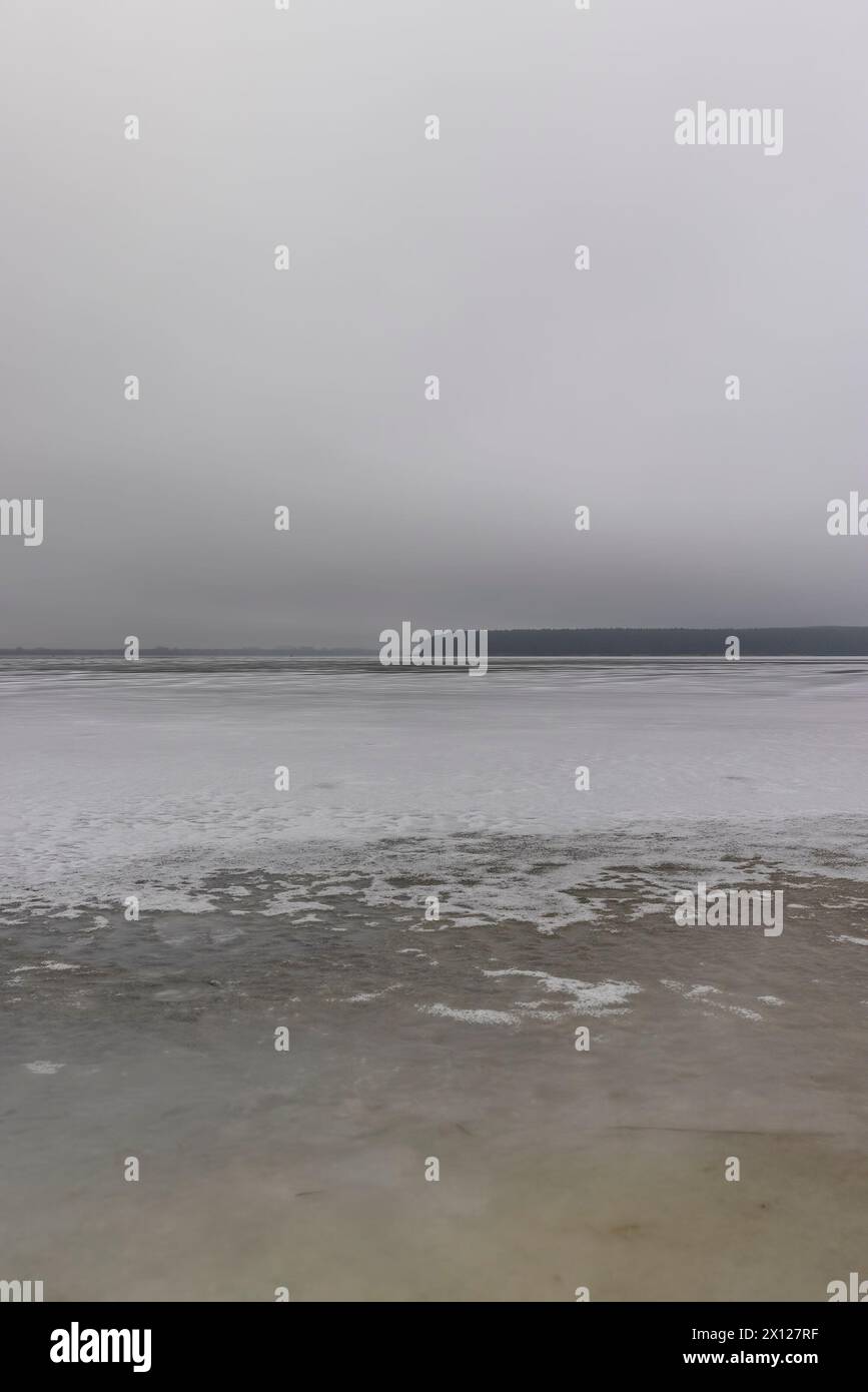lac gelé en hiver par temps nuageux, glace sur le lac pendant les gelées Banque D'Images