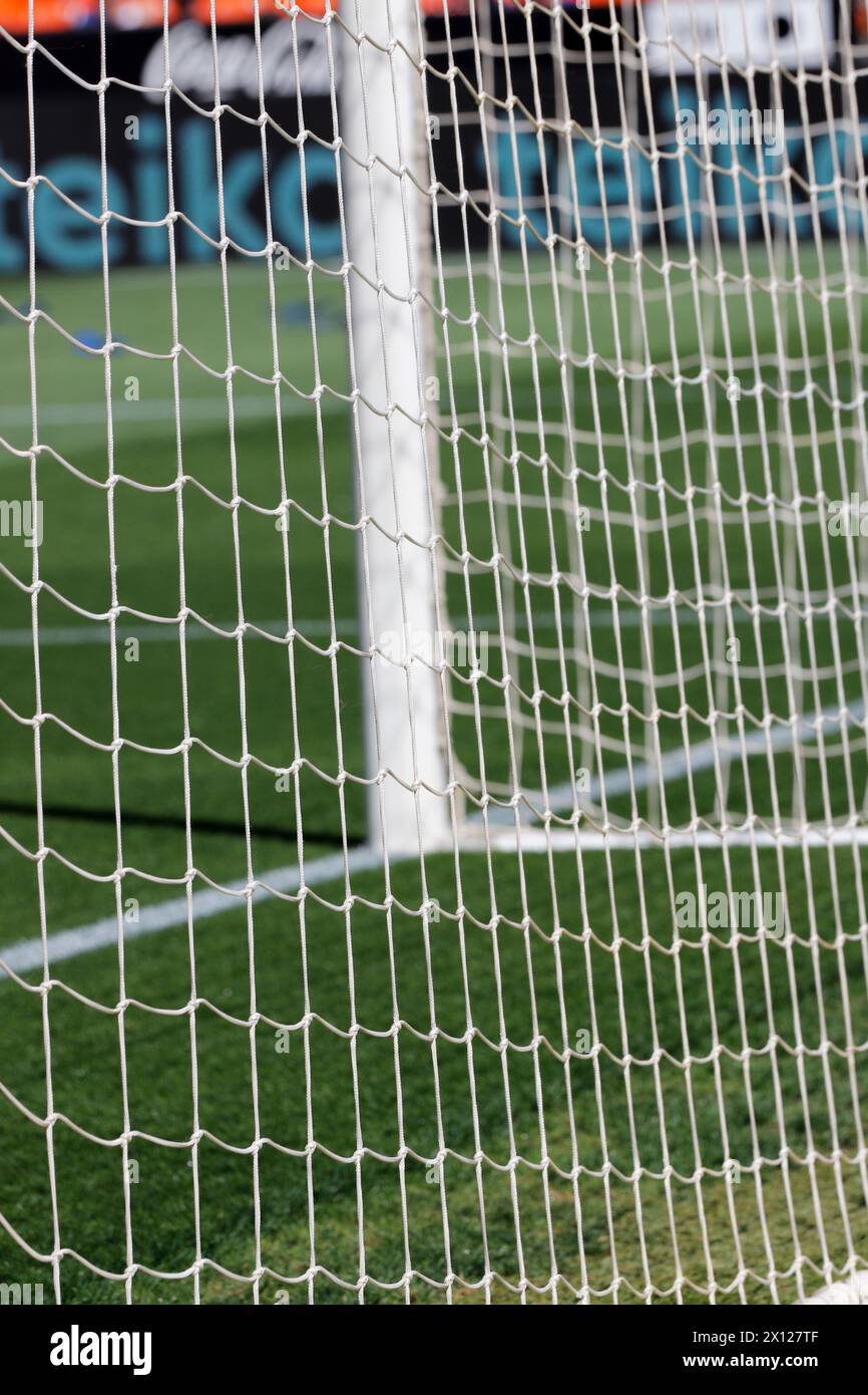 poteau de but de football debout sur le terrain en toile de fond. Banque D'Images