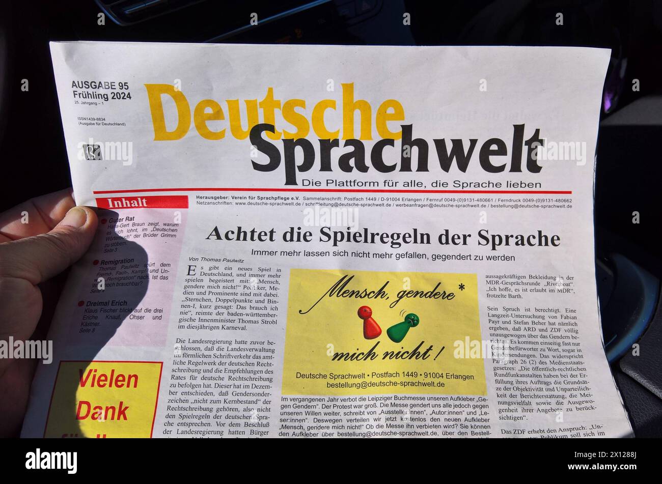 Deutsche Sprachwelt, Zeitung vom Verein für Deutsche Sprachpflege eV. Die DSW tritt für die Erhaltung einer lebendigen deutschen Sprache ein ein und fordert allgemein bissere Verständlichkeit in der Sprache. Besonders wendet sie sich gegen den übertriebenen Gebrauch von Anglizismen, gegen das Gendern, sowie für die Erhaltung der Schreibschrift und gegen die Rechtschreibreform *** Deutsche Sprachwelt, journal du Verein für Deutsche Sprachpflege eV le DSW préconise la préservation d'une langue allemande vivante et appelle à une meilleure compréhension générale dans la langue en particulier, il o Banque D'Images
