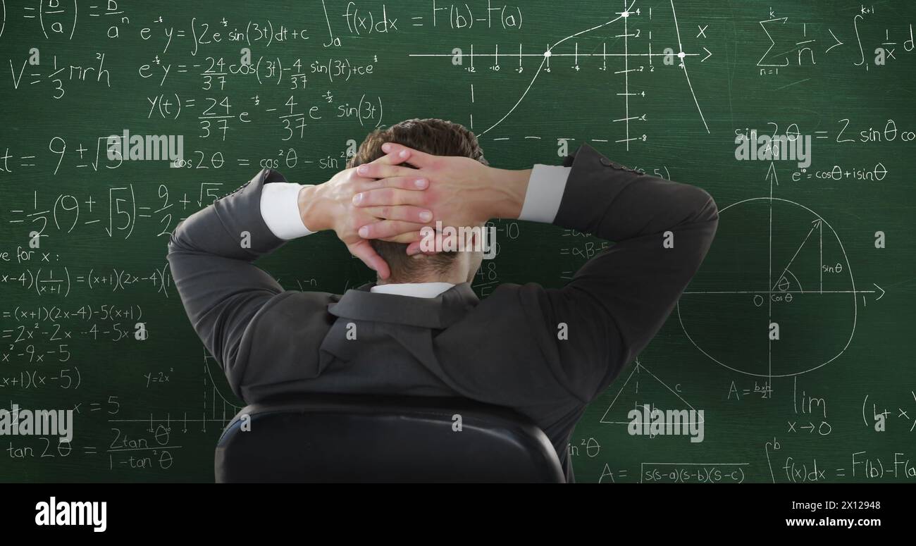 Image d'un homme caucasien assis devant un tableau noir avec des graphiques mathématiques mobiles et des formules w Banque D'Images