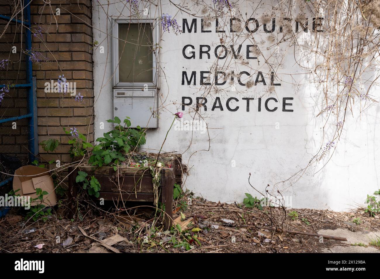 Le nom de Melbourne Grove Medical Practice, un ancien médecin généraliste à East Dulwich, le 13 avril 2024, à Londres, Angleterre. Le cabinet médical de Melbourne Grove est maintenant fermé, les patients et les siens étant transférés au cabinet médical Tessa Jowell GP situé à proximité. Banque D'Images