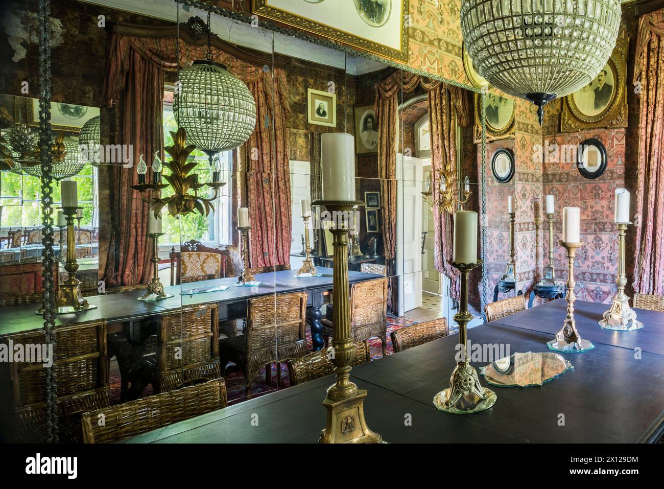 Salle à manger avec miroirs et grands chandeliers à Mimi Calpe, villa de luxe française des années 1950 et hôtel à Tanger, Maroc Banque D'Images