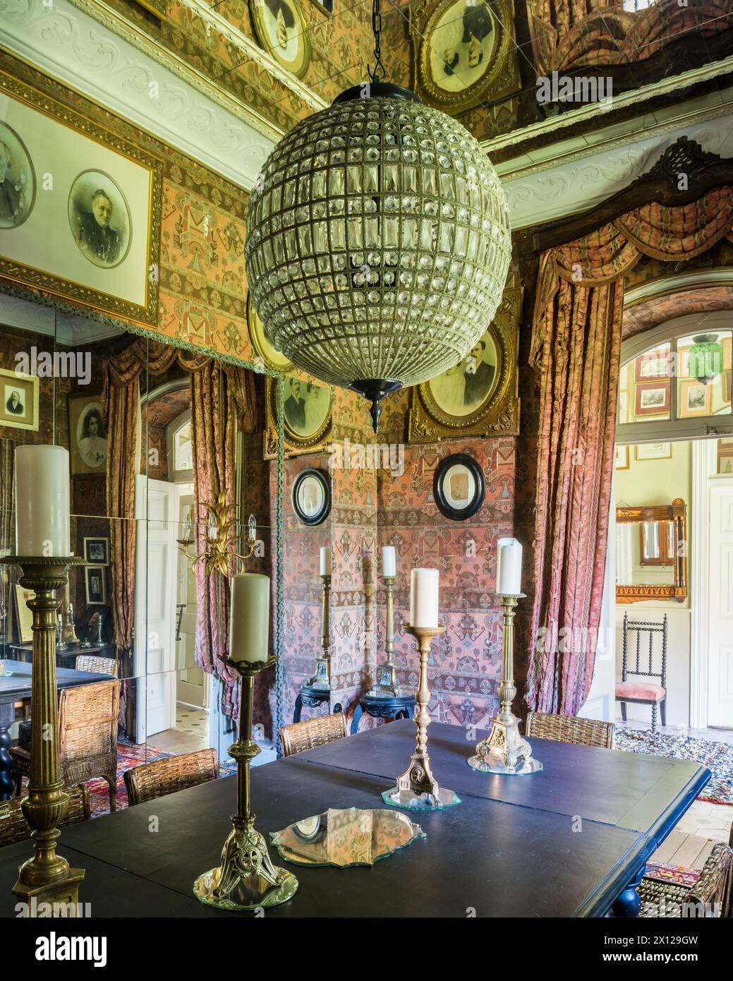 Pendentif en cristal dans la salle à manger à Mimi Calpe, villa de luxe française des années 1950 et hôtel à Tanger, Maroc Banque D'Images
