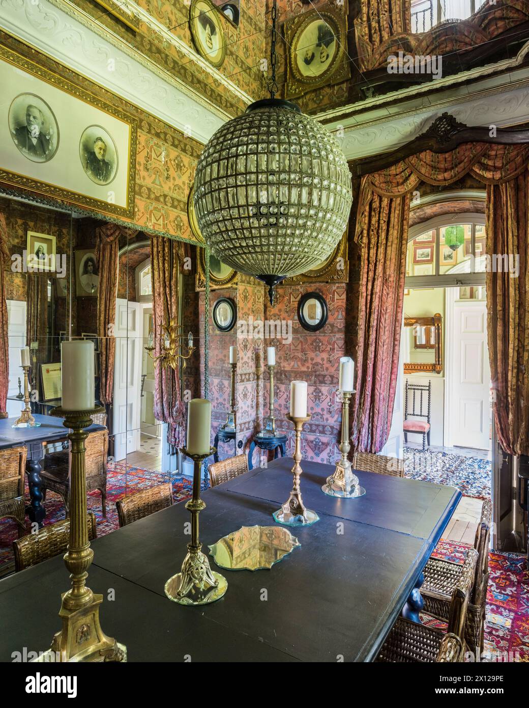Salle à manger avec miroirs et grands chandeliers à Mimi Calpe, villa de luxe française des années 1950 et hôtel à Tanger, Maroc Banque D'Images