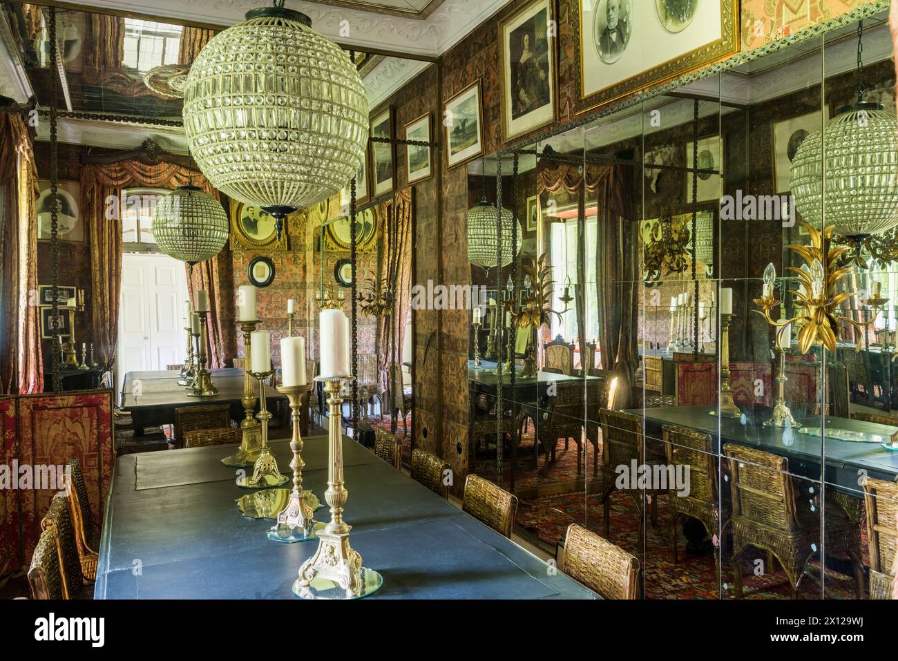 Salle à manger avec miroirs et grands chandeliers à Mimi Calpe, villa de luxe française des années 1950 et hôtel à Tanger, Maroc Banque D'Images