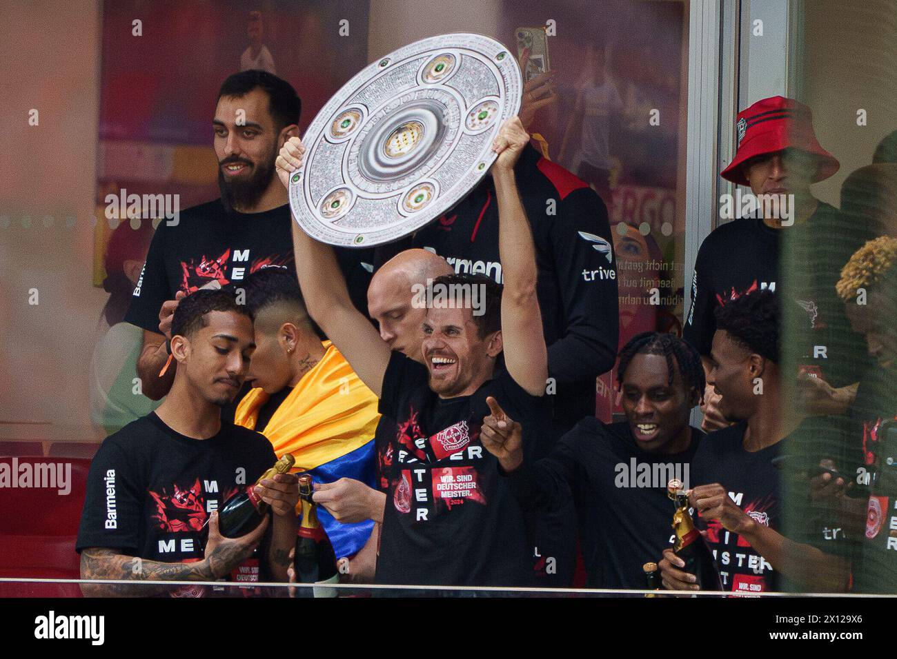 Leverkusen, Allemagne. 14 avril 2024. Jonas Hofmann, Lev 7 célébrer avec un trophée duplicateaprès le match BAYER 04 LEVERKUSEN - SV WERDER BRÊME 5-0 le 14 avril 2024 à Leverkusen, Allemagne. Saison 2023/2024, 1.Bundesliga, Journée 29, 29.Spieltag photographe : ddp images/STAR-images - LA RÉGLEMENTATION DFL INTERDIT TOUTE UTILISATION DE PHOTOGRAPHIES comme SÉQUENCES D'IMAGES et/ou QUASI-VIDÉO - crédit : ddp Media GmbH/Alamy Live News Banque D'Images