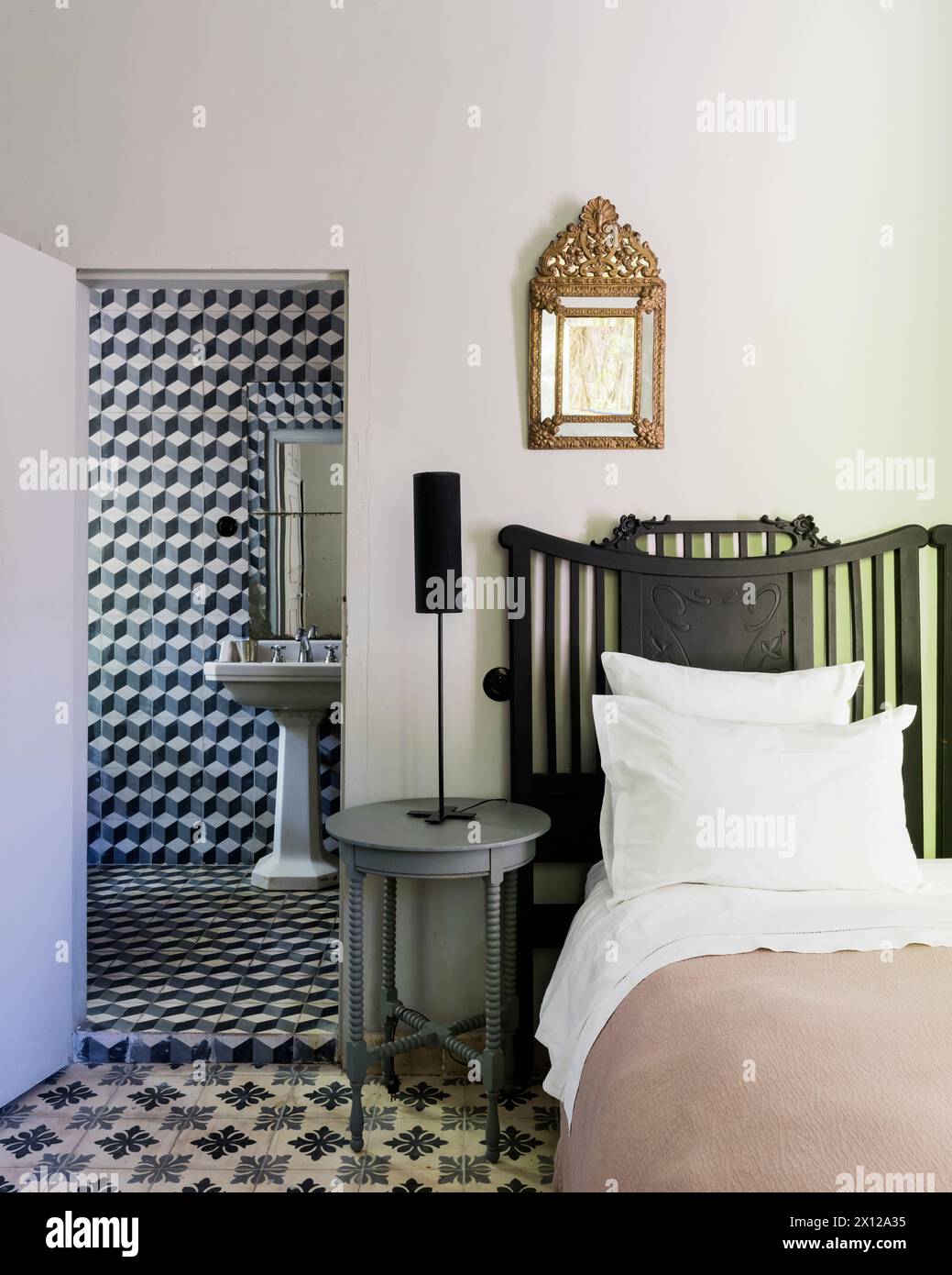 Salle de bains attenante géométriquement liée à Mimi Calpe, villa de luxe française des années 1950 et hôtel à Tanger, Maroc Banque D'Images