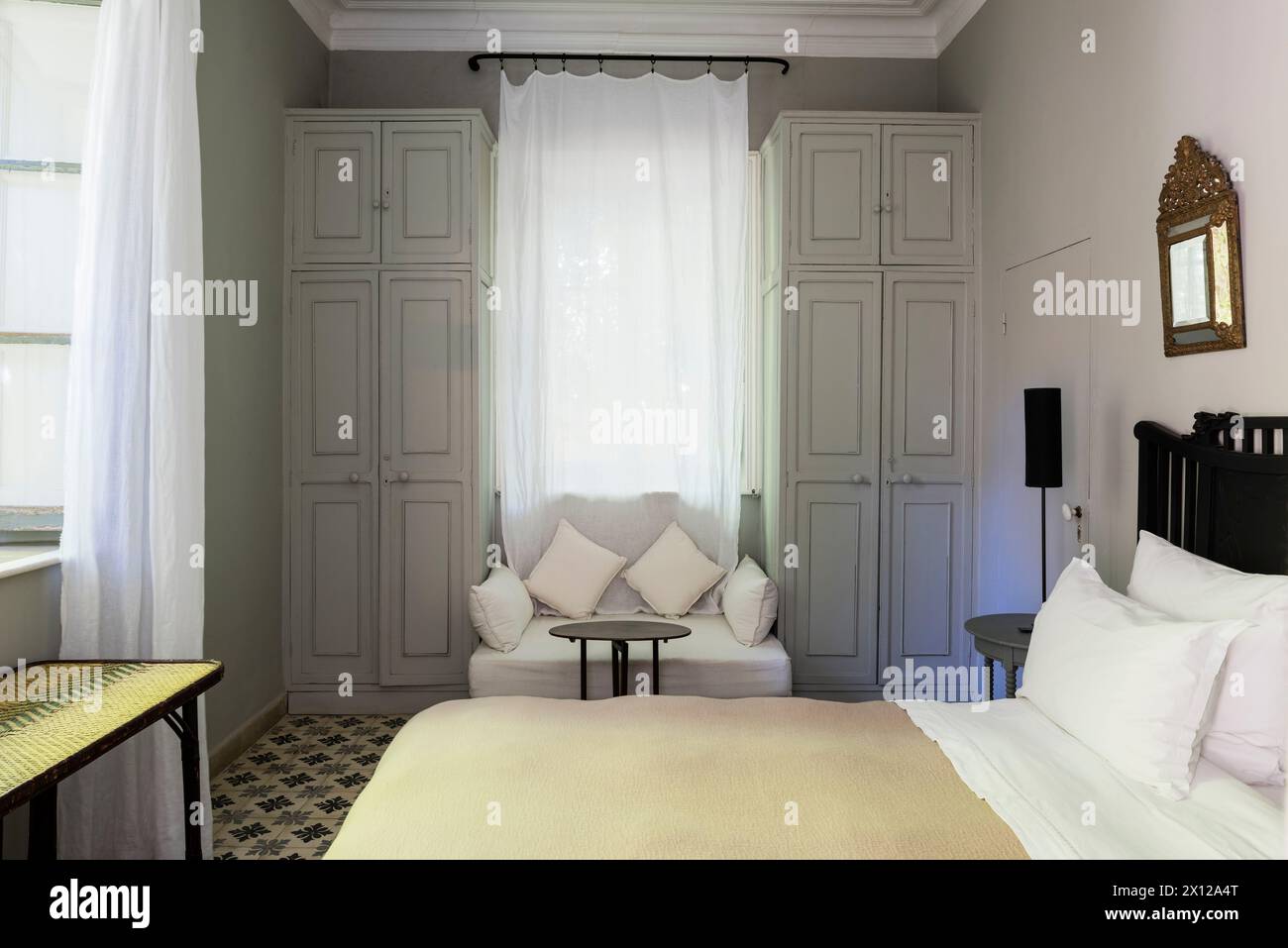 Chambre classique moderne à Mimi Calpe, villa de luxe française des années 1950 et hôtel à Tanger, Maroc Banque D'Images