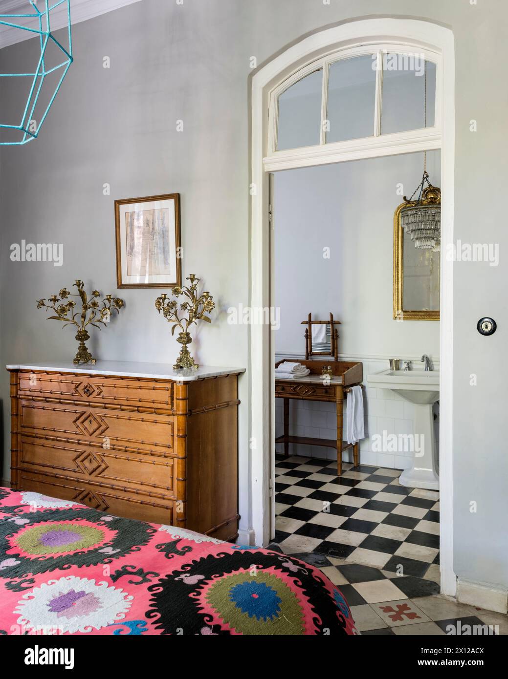 Salle de bains privative au Mimi Calpe, villa de luxe française des années 1950 et hôtel à Tanger, Maroc Banque D'Images