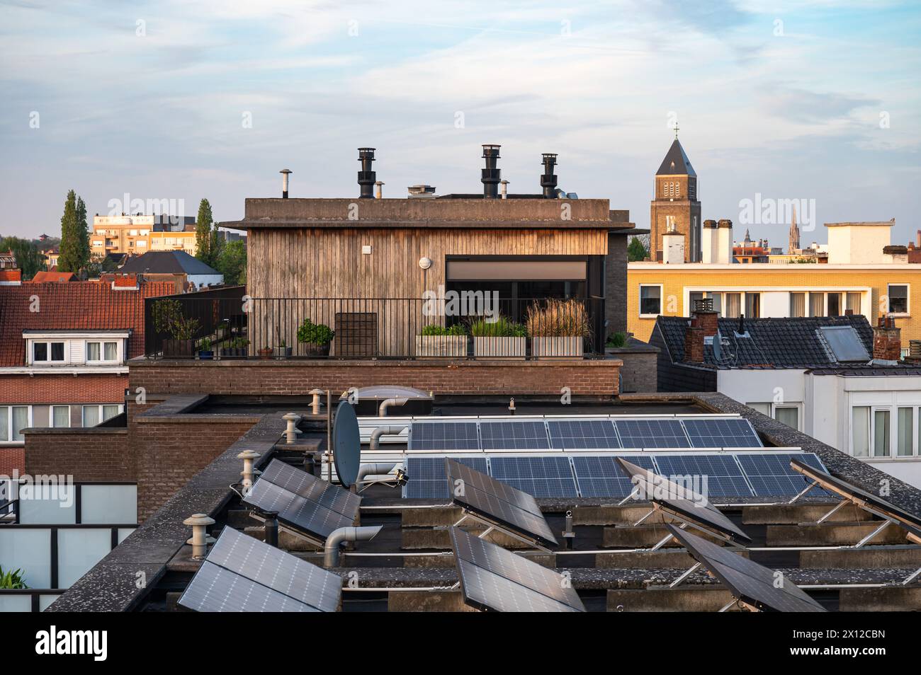 Jette, Bruxelles, Belgique - 13 avril 2024 - vue sur le toit d'un quartier résidentiel Banque D'Images