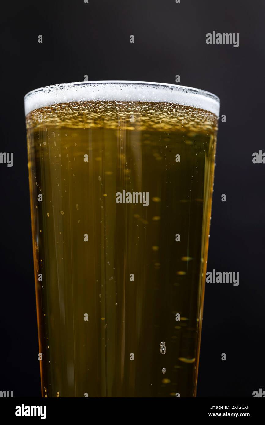 bière dorée légère dans un verre, un verre en verre avec une boisson alcoolisée en gros plan Banque D'Images
