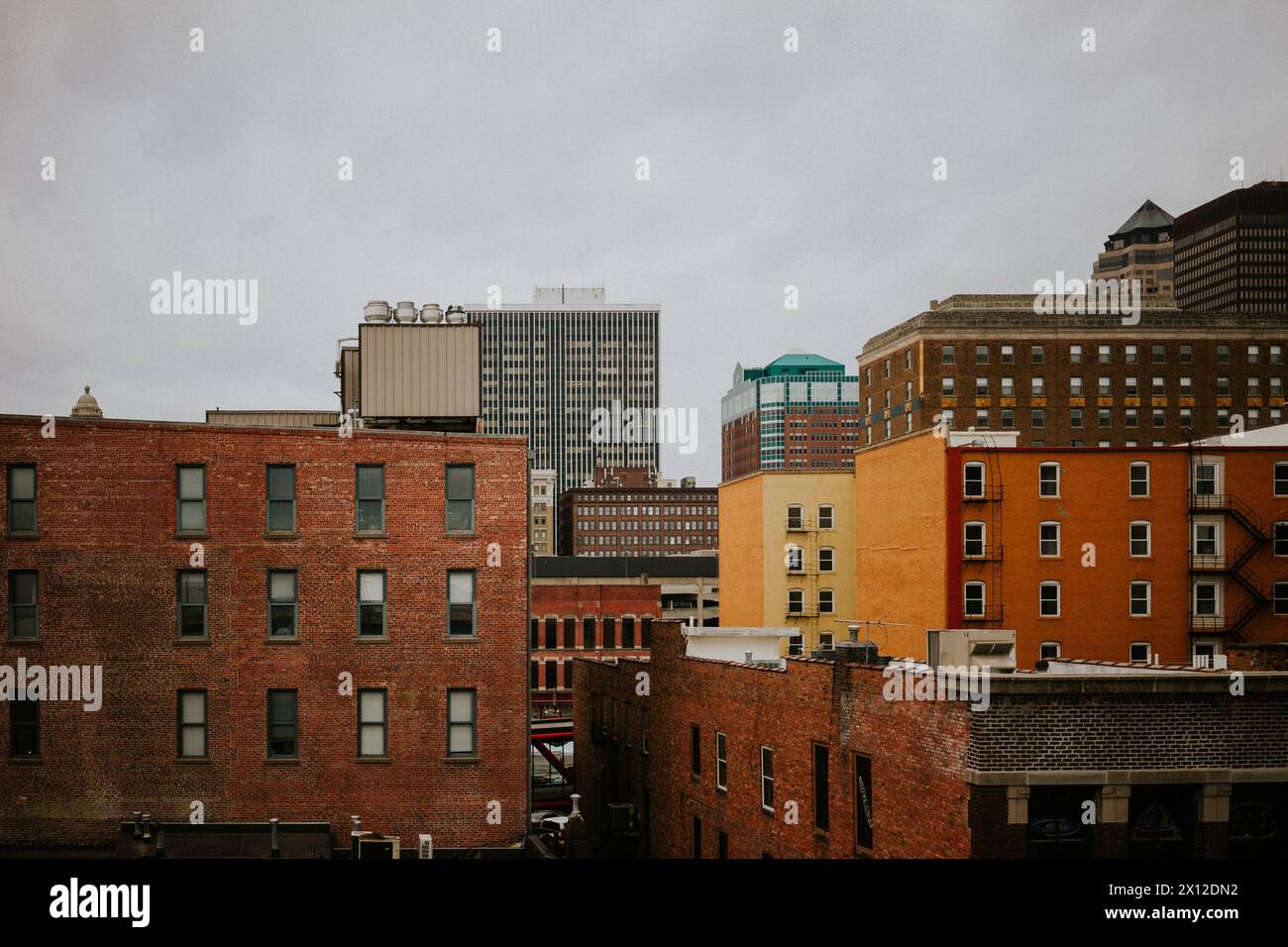 Bâtiments de ville avec ciel gris à des Moines Banque D'Images