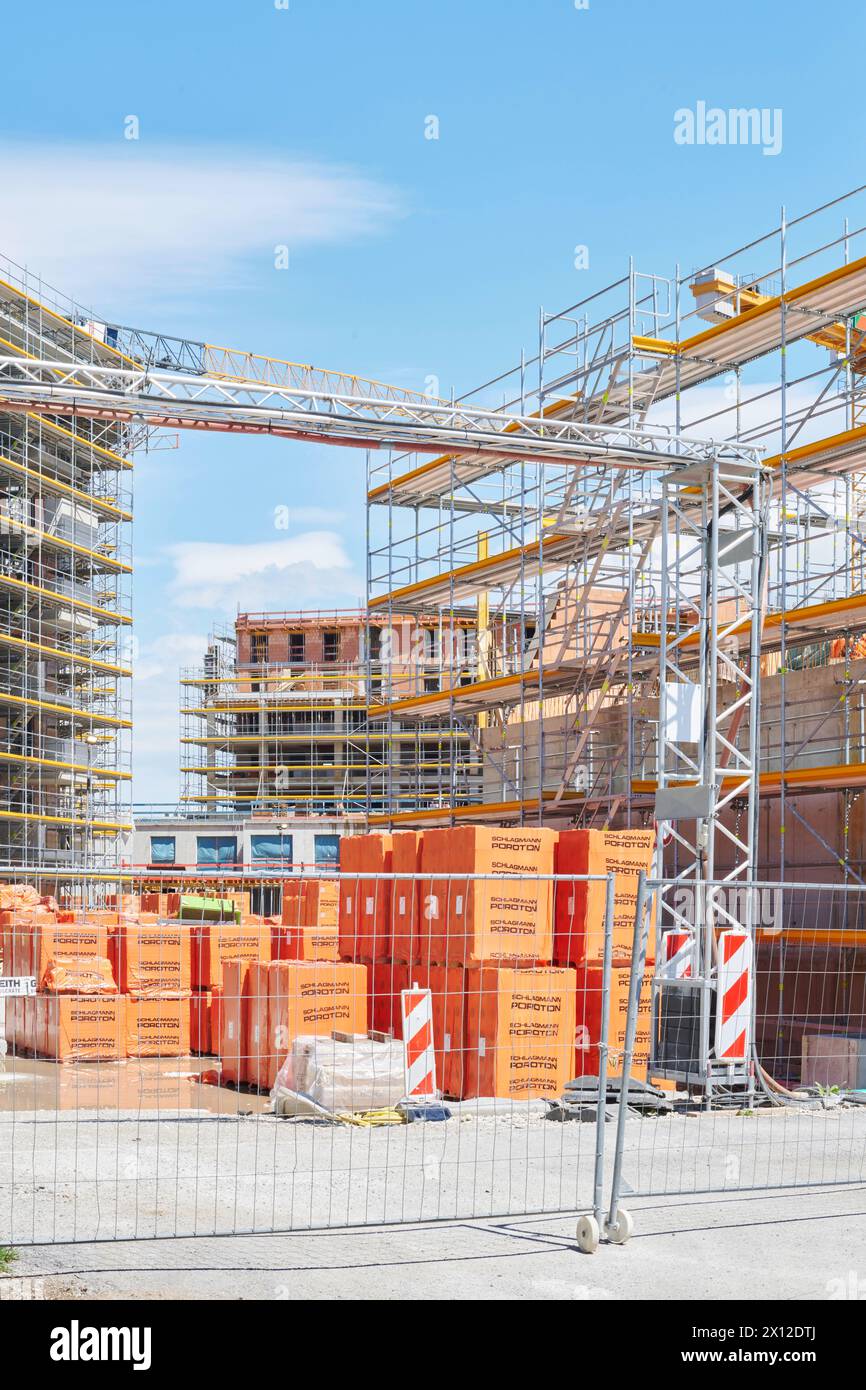 Baustelle, Neubau eines mehrstöckigen Gebäudes BEI Sonnenschein Banque D'Images