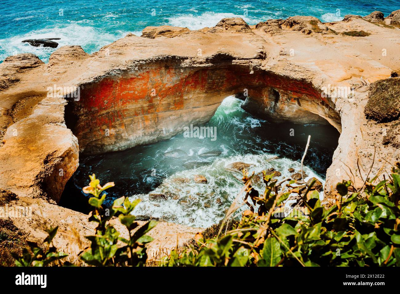 Vagues entrant dans le Devil's Punch Bowl Banque D'Images