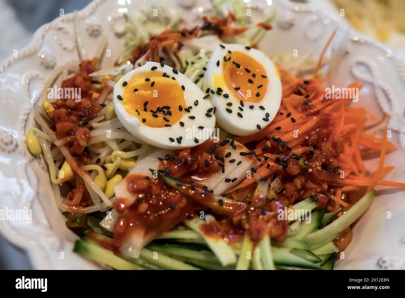 Bibim Guksu, nouilles froides épicées coréennes Banque D'Images