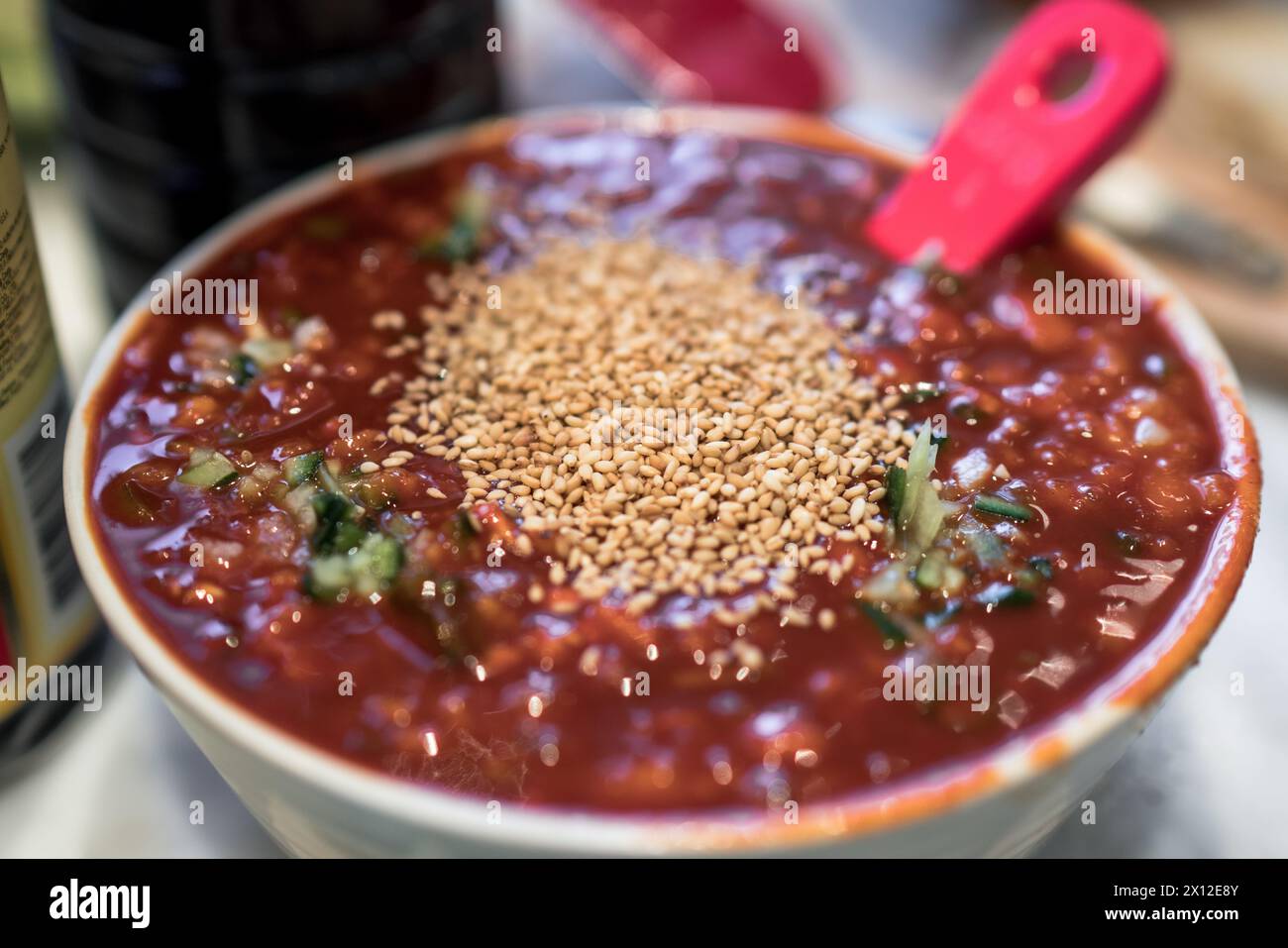 Sauce gochujang pour Bibim Guksu Banque D'Images