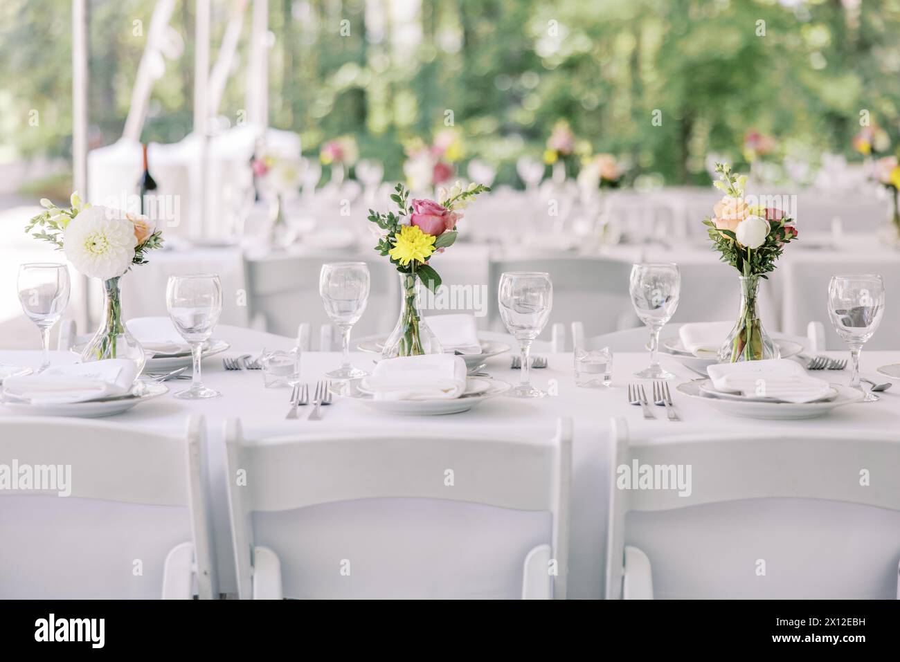 Table de réception de mariage blanche au décor floral Banque D'Images