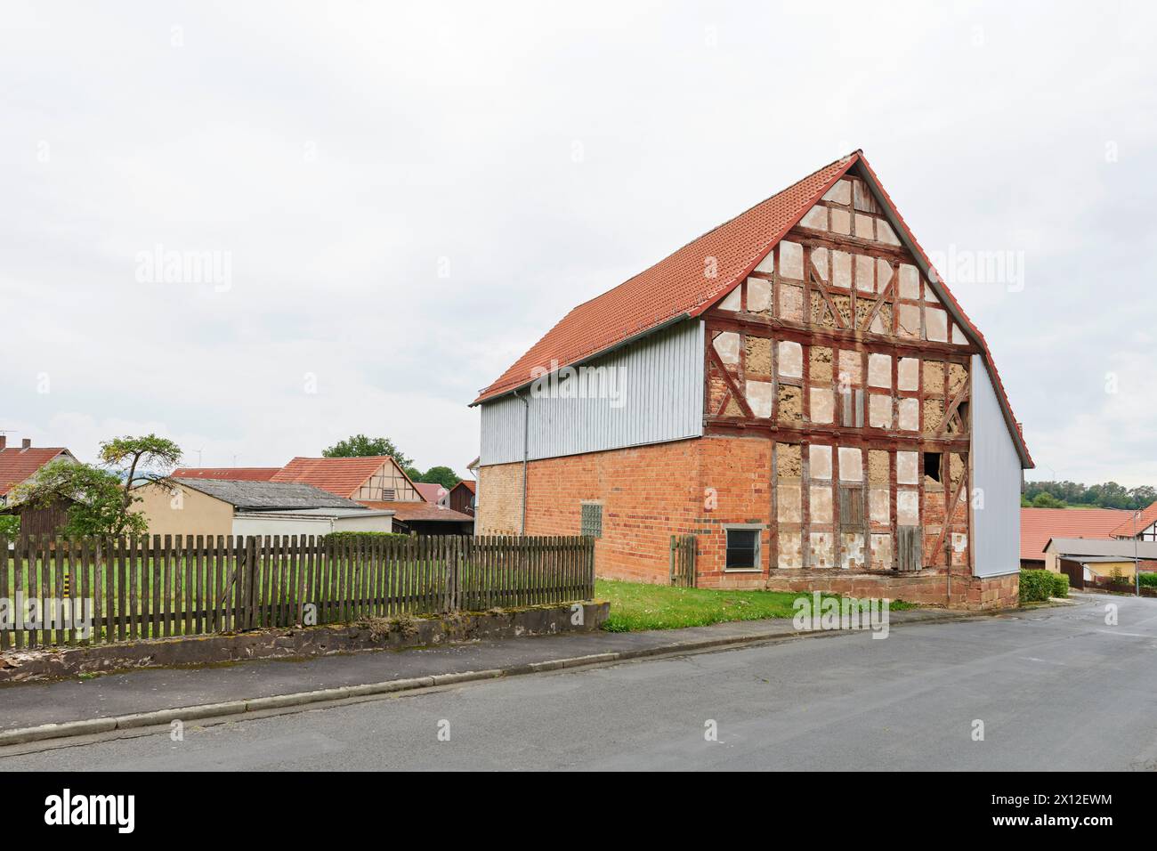Altes Bauernhaus mit Fachwerkfassade, das nur teilweise saniert ist Banque D'Images