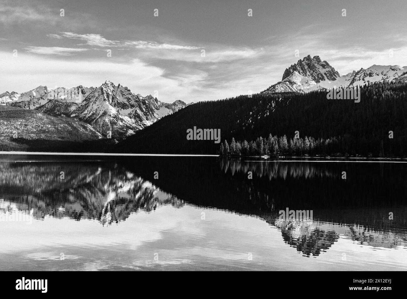 Les montagnes Sawtooth se reflètent dans l'eau du lac à Stanley, Idaho Banque D'Images