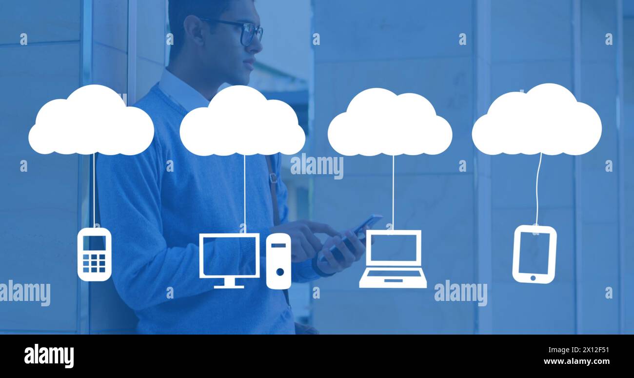 Image de nuages avec des appareils électroniques sur l'homme biracial à l'aide d'un smartphone Banque D'Images