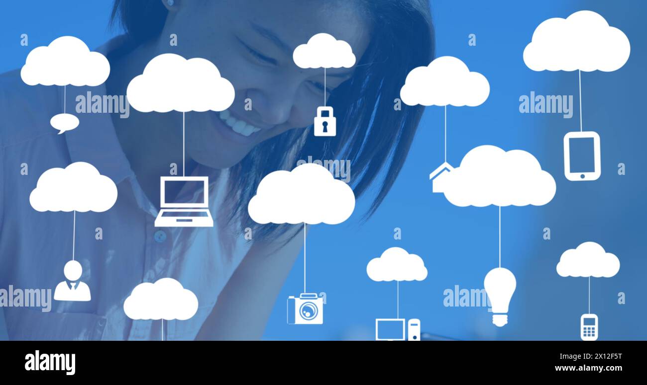 Image de nuages avec des appareils électroniques sur une femme caucasienne utilisant un smartphone Banque D'Images