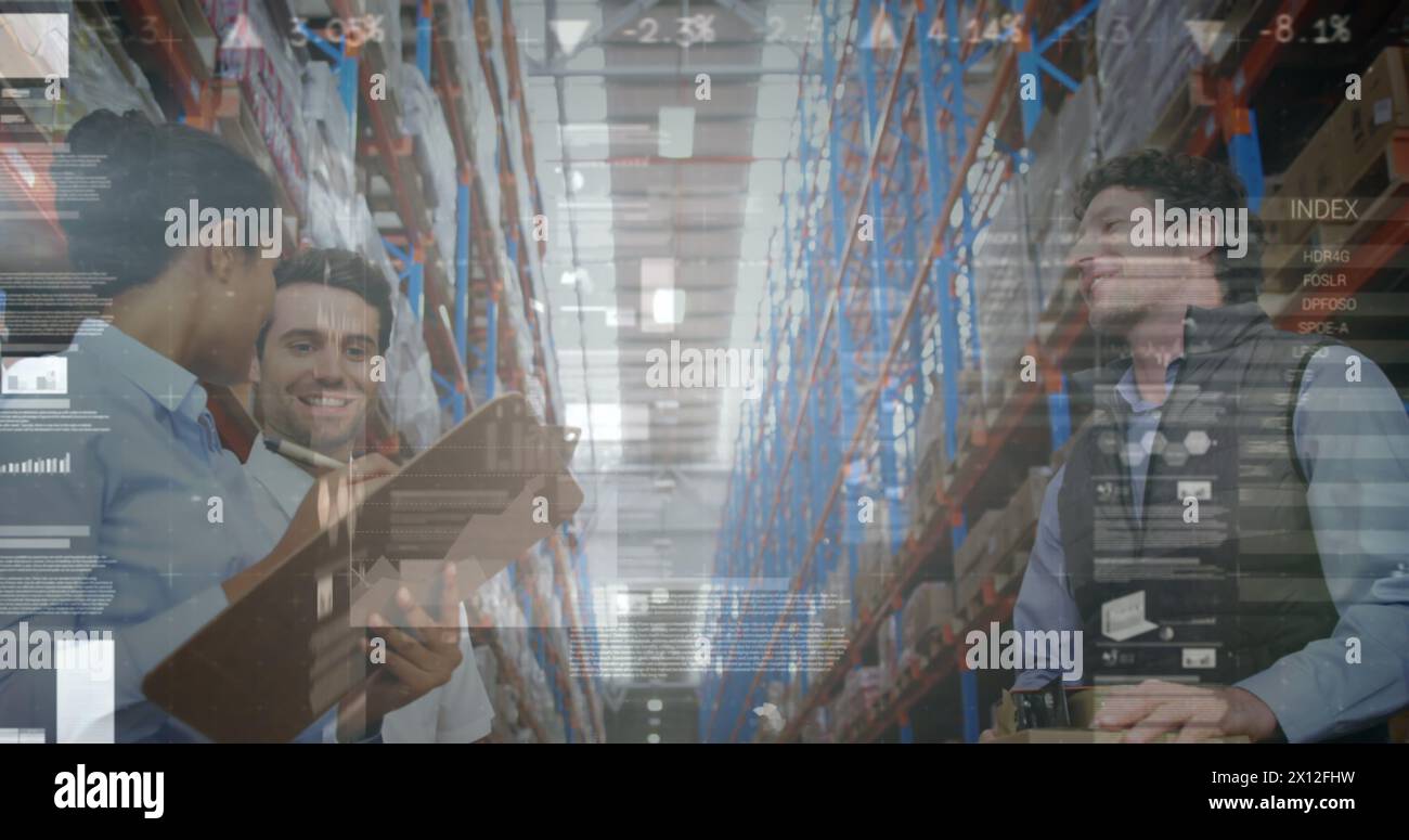 Image de graphiques financiers sur des ouvriers d'entrepôt joyeux et divers qui applaudissent les mains. concept de services commerciaux, financiers et de livraison numérique Banque D'Images