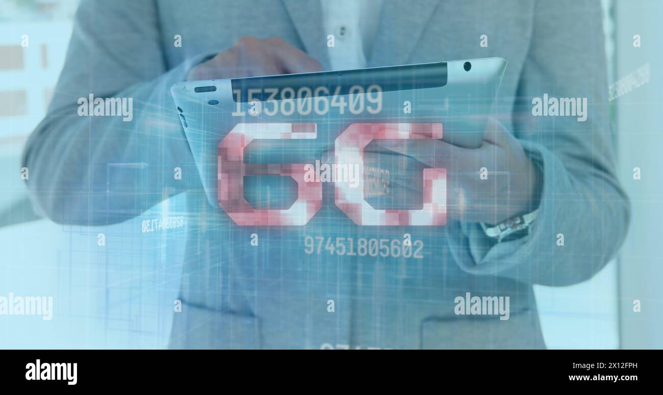 Image de 6g et des chiffres sur les mains de l'homme d'affaires caucasien utilisant la tablette. Image générée numériquement par le concept d'entreprise, de communication et de technologie. Banque D'Images