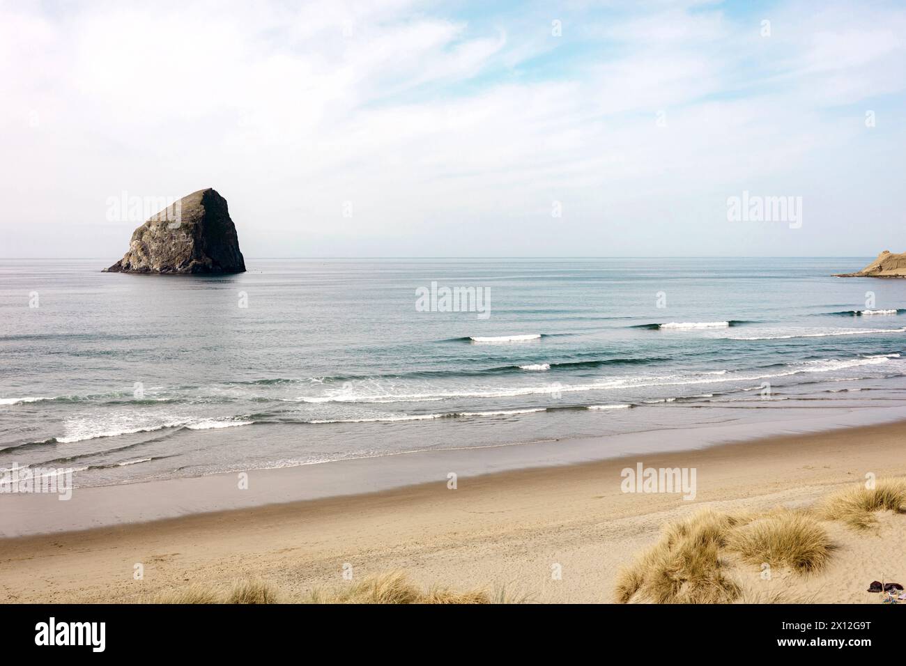 Haystack Rock un jour d'été à Pacific City Oregon Banque D'Images