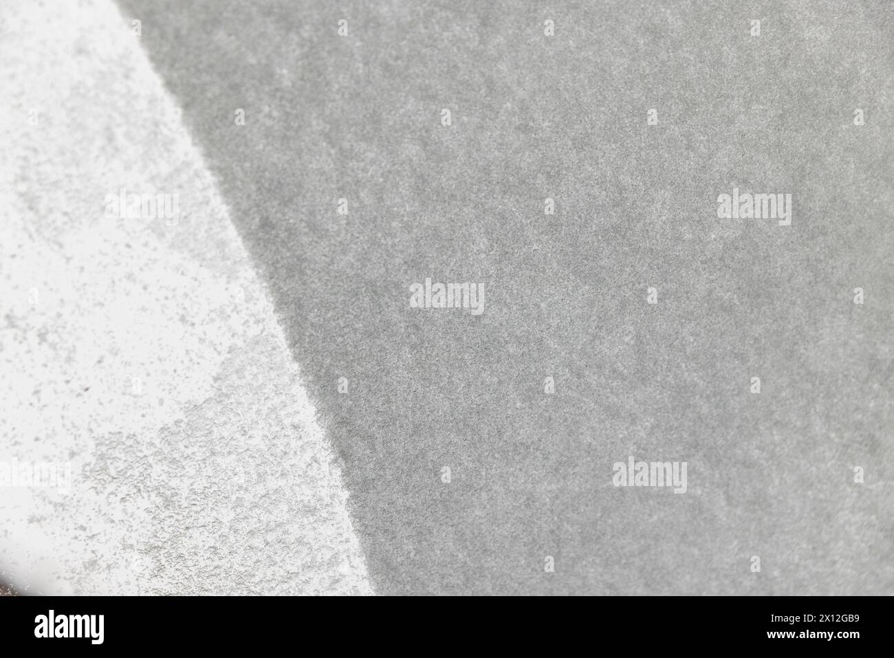 verre de voiture couvert de neige pendant une chute de neige, verre de voiture dans la neige pendant les gelées d'hiver sur une journée nuageuse Banque D'Images