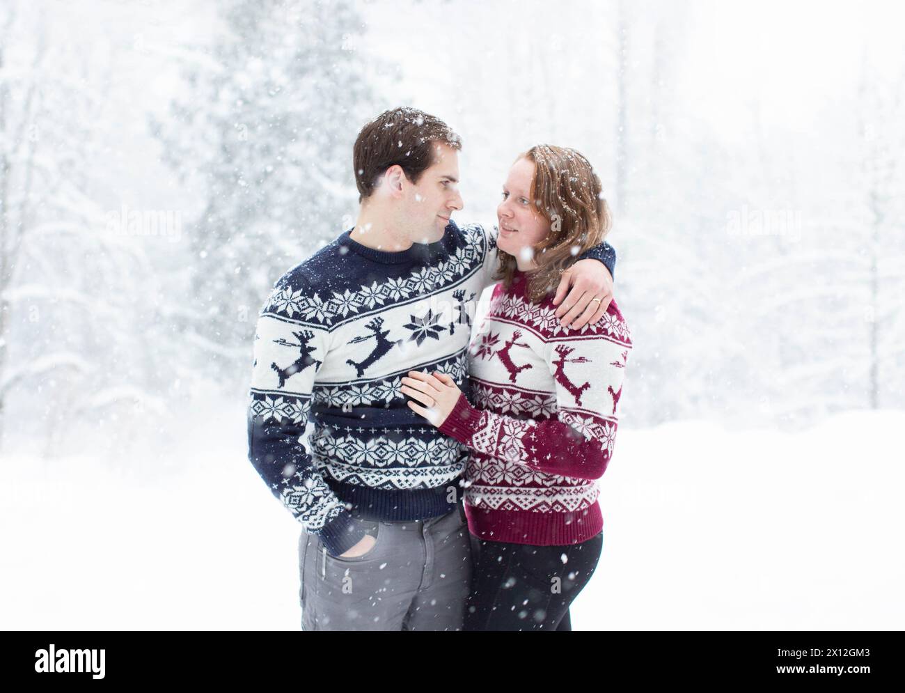 Homme et femme amoureux dans la neige Banque D'Images