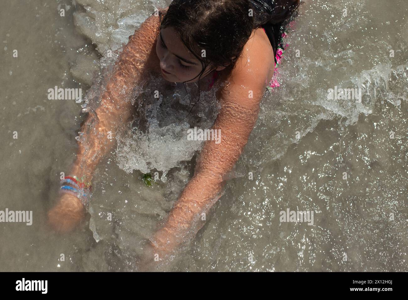jeune fille nageant dans l'océan Banque D'Images