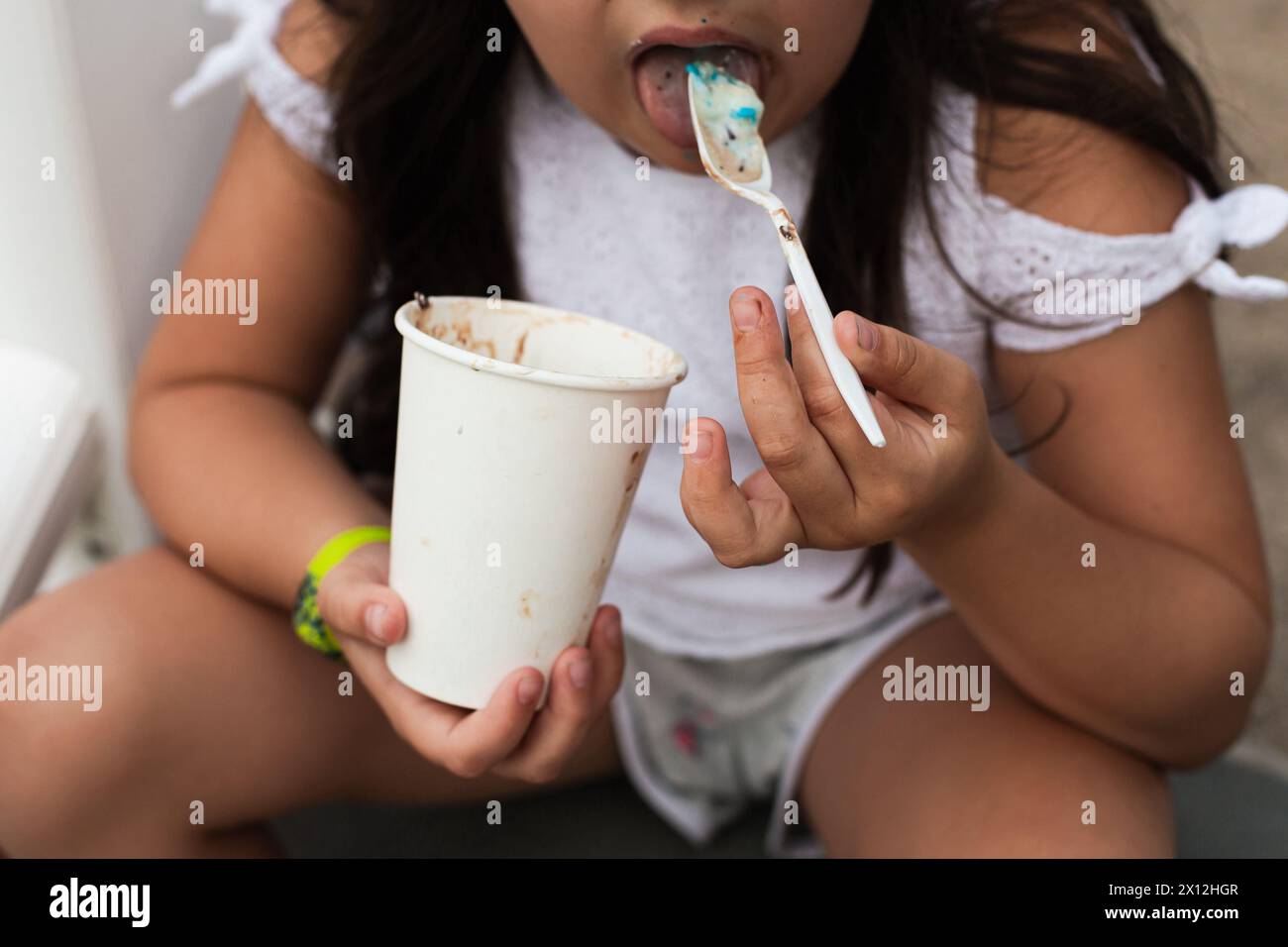 fille mangeant de la crème glacée avec une cuillère Banque D'Images