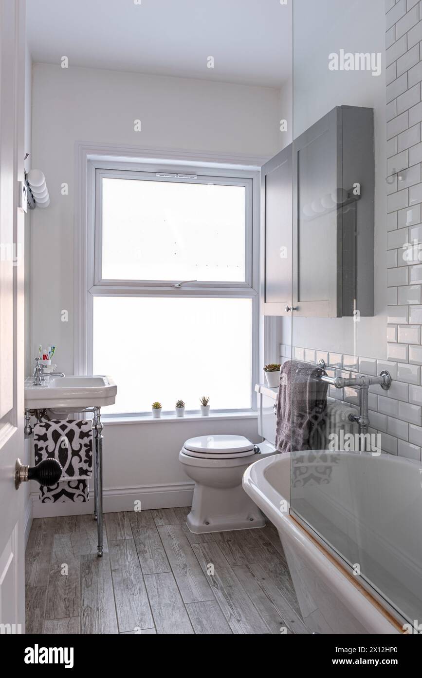 Salle de bains classique avec verre de confidentialité dans London Flat, Royaume-Uni Banque D'Images